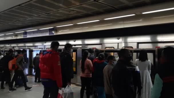 2022年1月4日印度新德里 德里地铁站关闭后的内部景观 在那里戴口罩是必要的 德里地铁在白天的内部景观 德里地铁穿过 — 图库视频影像