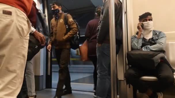 2022年1月4日印度新德里 德里地铁站关闭后的内部景观 在那里戴口罩是必要的 德里地铁在白天的内部景观 德里地铁穿过 — 图库视频影像