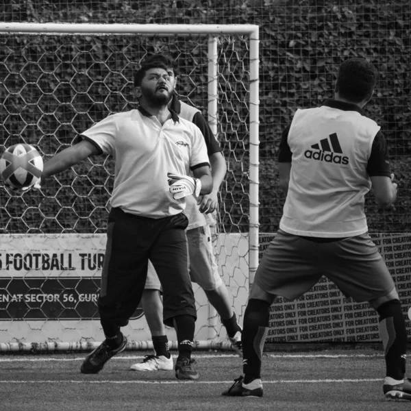 印度新德里 2018年7月1日 当地足球队的足球运动员在地区德比锦标赛 Derby Championship 足球赛期间在足球场上的比赛 草地体育场足球比赛的热点 黑人和白人 — 图库照片
