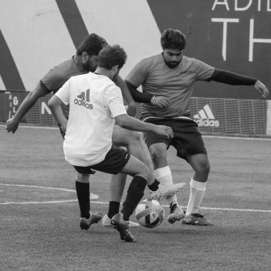 Yeni Delhi, Hindistan - 01 Temmuz 2018 - Yerel futbol takımının futbol sahasında oynanan bölgesel Derby şampiyonası sırasında futbolcuları. Çim sahası stadyumunda futbol maçının sıcak anı - Siyah ve Beyaz
