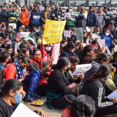 Yeni Delhi, Hindistan 25 Aralık 2021 - Delhi Sözleşmeli Konuk Öğretmenler Delhi AAP Hükümetini protesto eden posterler, bayraklar ve graffitilerle protesto ettiler