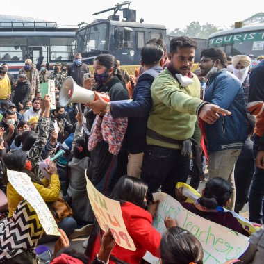 Yeni Delhi, Hindistan 25 Aralık 2021 - Delhi Sözleşmeli Konuk Öğretmenler Delhi AAP Hükümetini protesto eden posterler, bayraklar ve graffitilerle protesto ettiler
