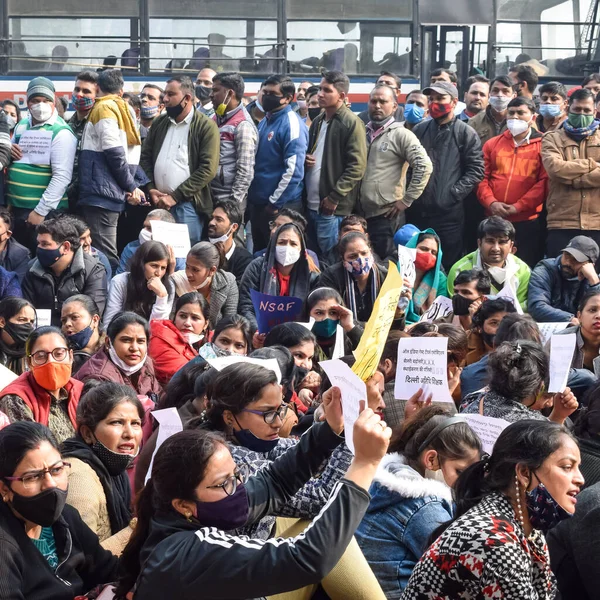 Yeni Delhi, Hindistan 25 Aralık 2021 - Delhi Sözleşmeli Konuk Öğretmenler Delhi AAP Hükümetini protesto eden posterler, bayraklar ve graffitilerle protesto ettiler