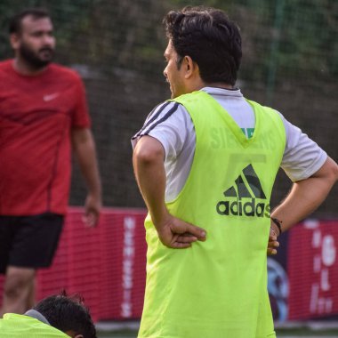 Yeni Delhi, Hindistan - Temmuz 01 2018 - Kötü bir futbol sahasında bölgesel Derby şampiyonasında yerel futbol takımının futbolcuları. Stadyumun çimen yeşili sahasında sıcak bir futbol maçı var.