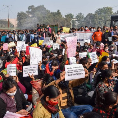 Yeni Delhi, Hindistan 25 Aralık 2021 - Delhi Sözleşmeli Konuk Öğretmenler Delhi AAP Hükümetini protesto eden posterler, bayraklar ve graffitilerle protesto ettiler