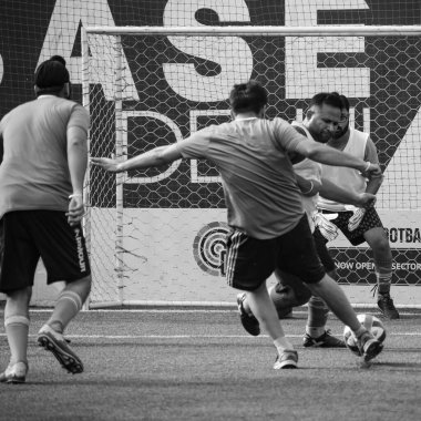 Yeni Delhi, Hindistan - 01 Temmuz 2018 - Yerel futbol takımının futbol sahasında oynanan bölgesel Derby şampiyonası sırasında futbolcuları. Çim sahası stadyumunda futbol maçının sıcak anı - Siyah ve Beyaz