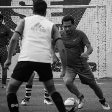 Yeni Delhi, Hindistan - 01 Temmuz 2018 - Yerel futbol takımının futbol sahasında oynanan bölgesel Derby şampiyonası sırasında futbolcuları. Çim sahası stadyumunda futbol maçının sıcak anı - Siyah ve Beyaz