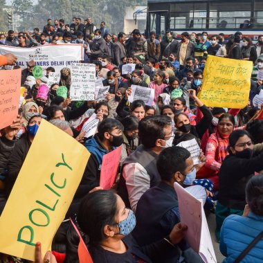 Yeni Delhi, Hindistan 25 Aralık 2021 - Delhi Sözleşmeli Konuk Öğretmenler Delhi AAP Hükümetini protesto eden posterler, bayraklar ve graffitilerle protesto ettiler