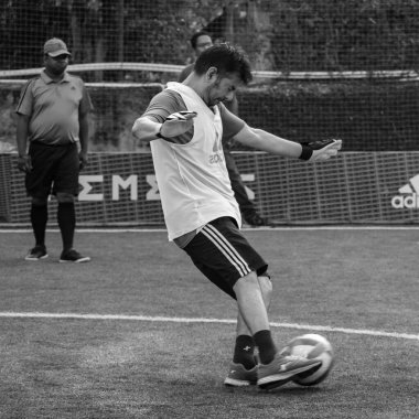 Yeni Delhi, Hindistan - 01 Temmuz 2018 - Yerel futbol takımının futbol sahasında oynanan bölgesel Derby şampiyonası sırasında futbolcuları. Çim sahası stadyumunda futbol maçının sıcak anı - Siyah ve Beyaz