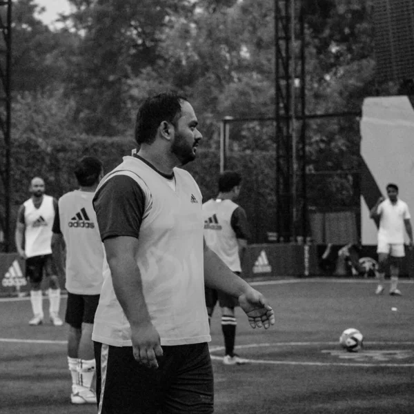 インド ニューデリー 2018年7月1日 サッカーピッチで行われたダービー地域選手権で 地元サッカーチームのサッカー選手が試合中に出場した 芝野球場でのサッカー試合の熱い瞬間 黒と白 — ストック写真