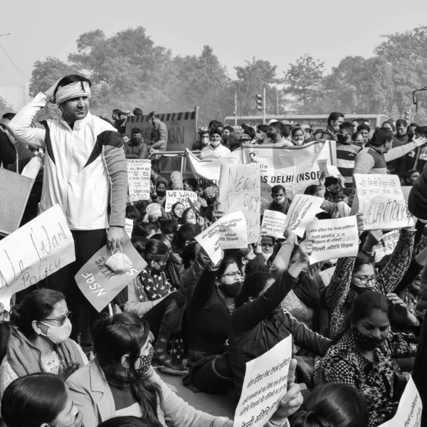デリー インド 2021年12月25日 デリー契約のゲスト教師 デリーAap政府に抗議するポスター 落書きで政策を作るために抗議し デリー教師は黒と白に抗議 — ストック写真