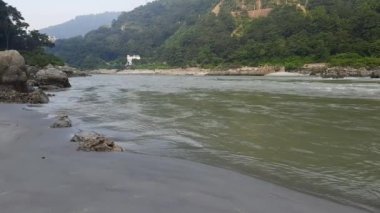 Rishikesh Uttarakhand yakınlarındaki GOA plajında sabah manzarası, sabahın erken saatlerinde Rishikesh 'teki Ganga nehrinin temiz manzarası, dünyaca ünlü GANGA nehri tam görüş açısı