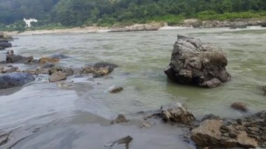 Rishikesh Uttarakhand yakınlarındaki GOA plajında sabah manzarası, sabahın erken saatlerinde Rishikesh 'teki Ganga nehrinin temiz manzarası, dünyaca ünlü GANGA nehri tam görüş açısı