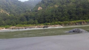 Rishikesh Uttarakhand yakınlarındaki GOA plajında sabah manzarası, sabahın erken saatlerinde Rishikesh 'teki Ganga nehrinin temiz manzarası, dünyaca ünlü GANGA nehri tam görüş açısı