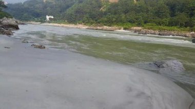 Rishikesh Uttarakhand yakınlarındaki GOA plajında sabah manzarası, sabahın erken saatlerinde Rishikesh 'teki Ganga nehrinin temiz manzarası, dünyaca ünlü GANGA nehri tam görüş açısı