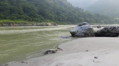 Rishikesh Uttarakhand yakınlarındaki GOA plajında sabah manzarası, sabahın erken saatlerinde Rishikesh 'teki Ganga nehrinin temiz manzarası, dünyaca ünlü GANGA nehri tam görüş açısı