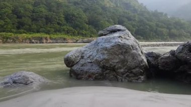 Rishikesh Uttarakhand yakınlarındaki GOA plajında sabah manzarası, sabahın erken saatlerinde Rishikesh 'teki Ganga nehrinin temiz manzarası, dünyaca ünlü GANGA nehri tam görüş açısı