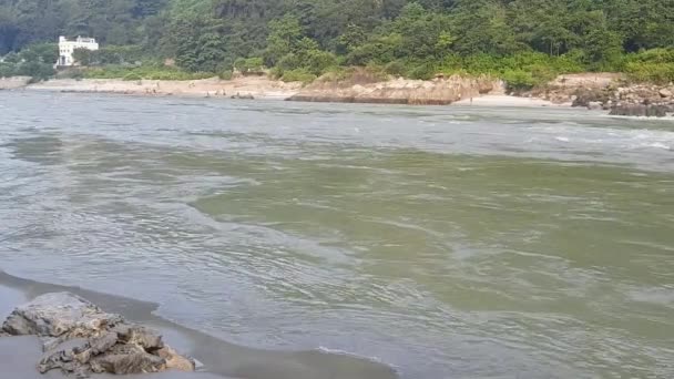 Pemandangan Pagi Pantai Goa Yang Terletak Rishikesh Uttarakhand Dekat Laxman — Stok Video