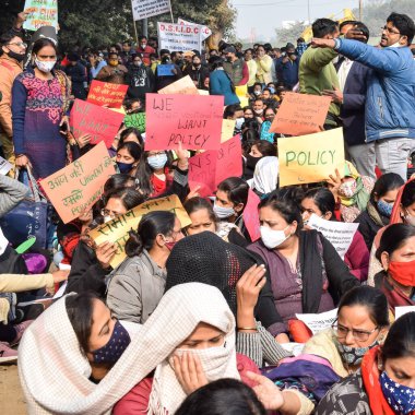 Yeni Delhi, Hindistan 25 Aralık 2021 - Delhi Sözleşmeli Konuk Öğretmenler Delhi AAP Hükümetini protesto eden posterler, bayraklar ve graffitilerle protesto ettiler