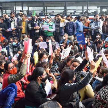 Yeni Delhi, Hindistan - Temmuz 01 2018 - Kötü bir futbol sahasında bölgesel Derby şampiyonasında yerel futbol takımının bayan futbolcuları. Çimen yeşili stadyumda futbol maçının sıcak anı