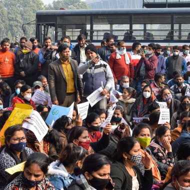 Yeni Delhi, Hindistan - Temmuz 01 2018 - Kötü bir futbol sahasında bölgesel Derby şampiyonasında yerel futbol takımının bayan futbolcuları. Çimen yeşili stadyumda futbol maçının sıcak anı