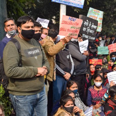 Yeni Delhi, Hindistan - Temmuz 01 2018 - Kötü bir futbol sahasında bölgesel Derby şampiyonasında yerel futbol takımının bayan futbolcuları. Çimen yeşili stadyumda futbol maçının sıcak anı