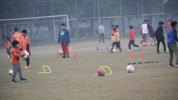 New Delhi Indien Juli 2018 Fotbollsspelare Lokala Fotbollslag Matchen Regionala — Stockvideo