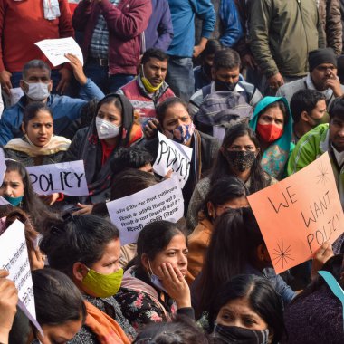 Yeni Delhi, Hindistan 25 Aralık 2021 - Delhi Sözleşmeli Konuk Öğretmenler Delhi AAP Hükümetini protesto eden posterler, bayraklar ve graffitilerle protesto ettiler