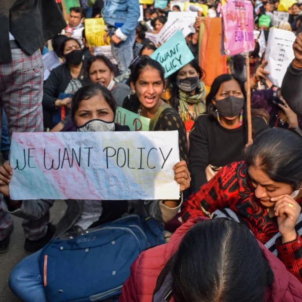 Yeni Delhi, Hindistan 25 Aralık 2021 - Delhi Sözleşmeli Konuk Öğretmenler Delhi AAP Hükümetini protesto eden posterler, bayraklar ve graffitilerle protesto ettiler