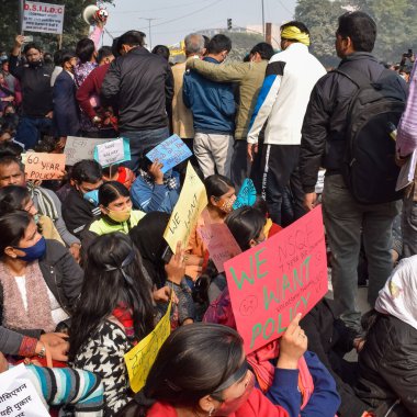 Yeni Delhi, Hindistan 25 Aralık 2021 - Delhi Sözleşmeli Konuk Öğretmenler Delhi AAP Hükümetini protesto eden posterler, bayraklar ve graffitilerle protesto ettiler