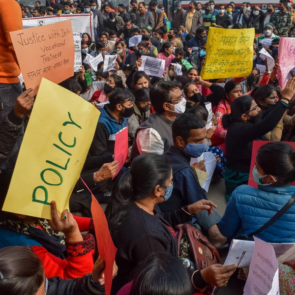 デリー インド 2021年12月25日 デリー契約のゲスト教師 デリーAap政府に対して抗議するポスター 落書きでポリシーを作るために デリーAap政府に抗議 デリーゲスト教師抗議 — ストック写真