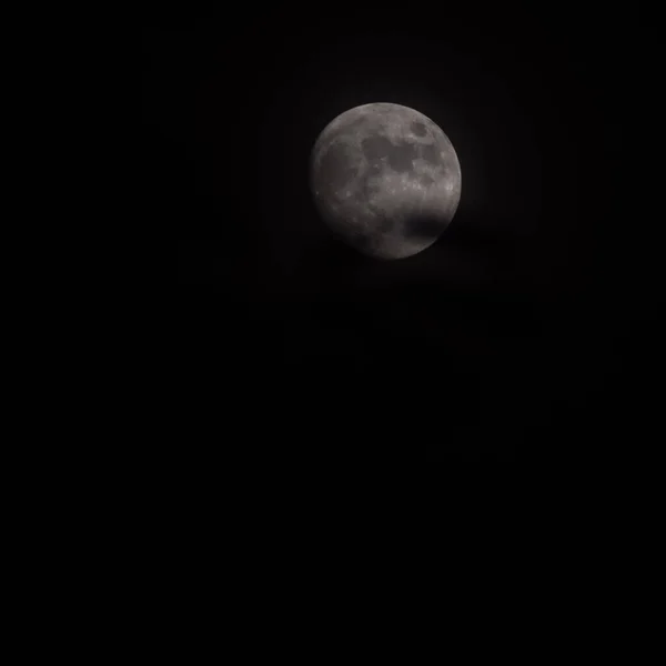 满月在黑暗的天空中 伟大的超级月亮在接近的时间出现在天空 — 图库照片