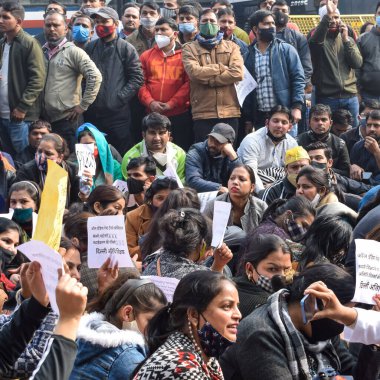 Yeni Delhi, Hindistan 25 Aralık 2021 - Delhi Sözleşmeli Konuk Öğretmenler Delhi AAP Hükümetini protesto eden posterler, bayraklar ve graffitilerle protesto ettiler