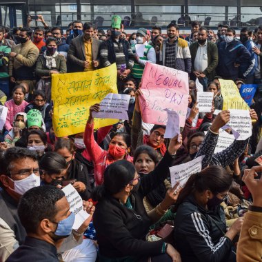 Yeni Delhi, Hindistan 25 Aralık 2021 - Delhi Sözleşmeli Konuk Öğretmenler Delhi AAP Hükümetini protesto eden posterler, bayraklar ve graffitilerle protesto ettiler