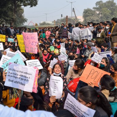 Yeni Delhi, Hindistan 25 Aralık 2021 - Delhi Sözleşmeli Konuk Öğretmenler Delhi AAP Hükümetini protesto eden posterler, bayraklar ve graffitilerle protesto ettiler