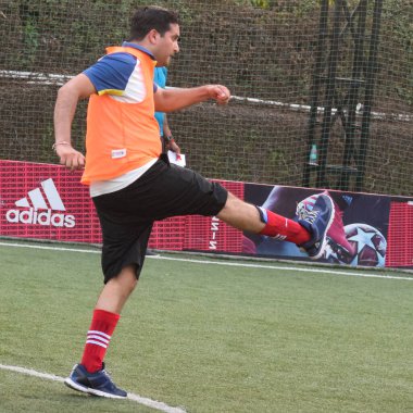 Yeni Delhi, Hindistan - 01 Temmuz 2018 - Kötü bir futbol sahası üzerinde bölgesel Derby şampiyonasında yerel futbol takımının futbolcuları. Stadyumun çimen yeşili sahasında sıcak bir futbol maçı var.