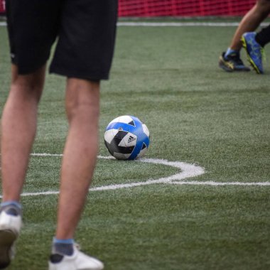 Yeni Delhi, Hindistan - 01 Temmuz 2018 - Kötü bir futbol sahası üzerinde bölgesel Derby şampiyonasında yerel futbol takımının futbolcuları. Stadyumun çimen yeşili sahasında sıcak bir futbol maçı var.