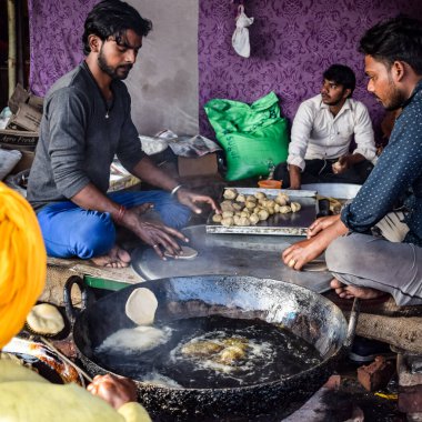 Gazipur, Delhi, Hindistan 25 Aralık 2020 - Punjab, Uttar Pradesh ve Uttarakhand 'den Hintli Sih ve Hindu Çiftçiler Delhi-UP sınırında protesto eylemi düzenlediler. Çiftçiler yeni çiftçi yasalarını protesto ediyorlar