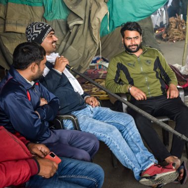 Gazipur, Delhi, Hindistan 25 Aralık 2020 - Punjab, Uttar Pradesh ve Uttarakhand 'den Hintli Sih ve Hindu Çiftçiler Delhi-UP sınırında protesto eylemi düzenlediler. Çiftçiler yeni çiftçi yasalarını protesto ediyorlar