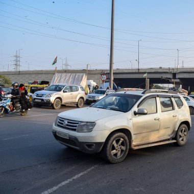 Gazipur, Delhi, Hindistan 25 Aralık 2020 - Punjab, Uttar Pradesh ve Uttarakhand 'den Hintli Sih ve Hindu Çiftçiler Delhi-UP sınırında protesto eylemi düzenlediler. Çiftçiler yeni çiftçi yasalarını protesto ediyorlar