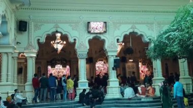 Vrindavan, Hindistan, 12 Şubat 2022 - Kartika 'nın kutsal ayı boyunca ISCON tapınağında hacılar, Ekadashi festivali sırasında Ekadashi tapınağının içinde Tanrı Krishna için toplandılar.