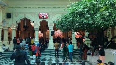 Vrindavan, Hindistan, 12 Şubat 2022 - Kartika 'nın kutsal ayı boyunca ISCON tapınağında hacılar, Ekadashi festivali sırasında Ekadashi tapınağının içinde Tanrı Krishna için toplandılar.