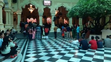 Vrindavan, Hindistan, 12 Şubat 2022 - Kartika 'nın kutsal ayı boyunca ISCON tapınağında hacılar, Ekadashi festivali sırasında Ekadashi tapınağının içinde Tanrı Krishna için toplandılar.