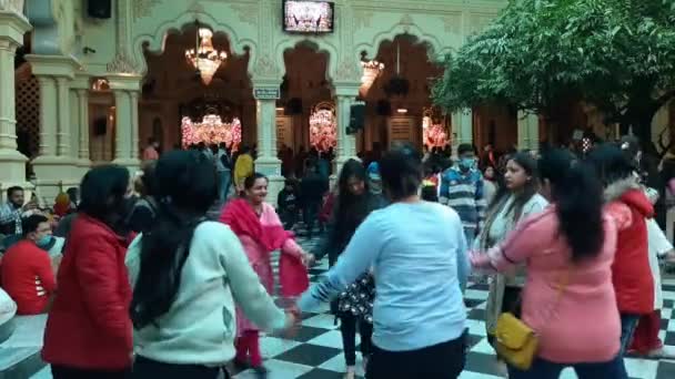 Vrindavan Inde Février 2022 Pèlerins Dans Temple Iscon Pendant Mois — Video