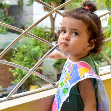 Şirin küçük çocuk Shivaay yaz zamanı evde balkonda, tatlı küçük çocuk gün ışığında fotoşop, küçük çocuk fotoğraf çekimi sırasında evde eğleniyor.