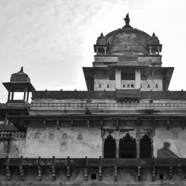 Orchha, Madhya Pradesh, Hindistan, Jahangir Mahal veya Orchha Sarayı Orchha 'da bulunan bir kale ve garnizondur. Madhya Pradesh. Hindistan, Hindistan Arkeolojik Alanı Siyah Beyaz