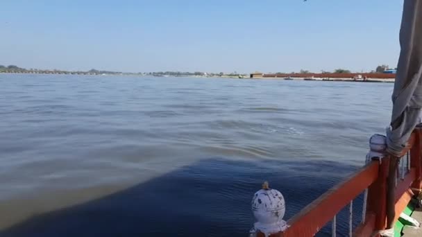 ヤムナ川の眺めクリシュナ寺院ヴリンダバンの町のヤムナ川のほとりにあるケシ ガット ヤムナ川でボートを漕ぐヴリンダバン — ストック動画