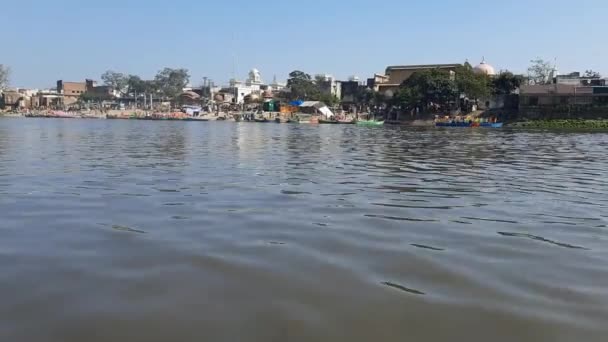 在亚穆纳河畔的Vrindavan Krishna神庙Kesi Ghat Vrindavan镇的Yamuna河岸 在Vrindavan的Yamuna河划船时 从船上看到的亚穆纳河 — 图库视频影像