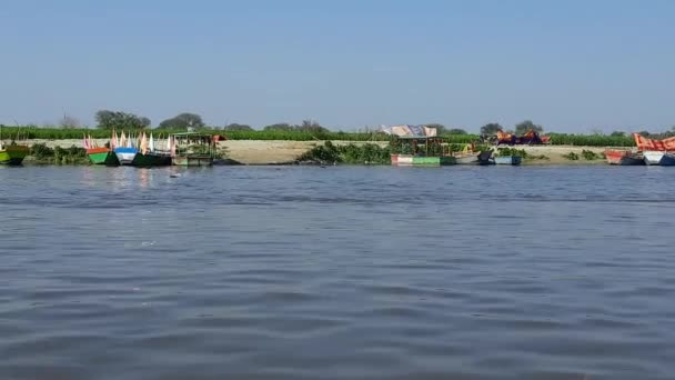 ヤムナ川の眺めクリシュナ寺院ヴリンダバンの町のヤムナ川のほとりにあるケシ ガット ヤムナ川でボートを漕ぐヴリンダバン — ストック動画