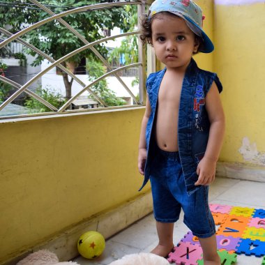 Şirin küçük çocuk Shivaay yaz zamanı evde balkonda, tatlı küçük çocuk gün ışığında fotoşop, küçük çocuk fotoğraf çekimi sırasında evde eğleniyor.